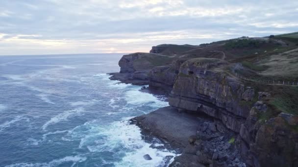 Nsansız Hava Aracı Mavi Denizin Yüksekliğini Yakalayarak Cantabria Isla Adasının — Stok video