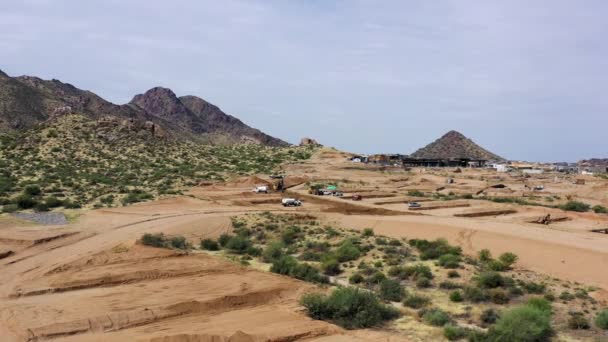 Rotación Aérea Lenta Empuje Sitio Construcción Del Desierto Sonora — Vídeos de Stock