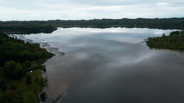 Śledzenie Linii Brzegowej Wzdłuż Little Black Lake Muskegon — Wideo stockowe