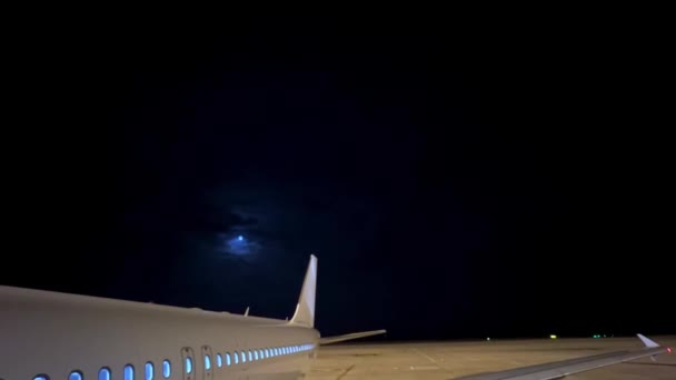 Vista Noturna Incomum Avião Estacionado Aeroporto Com Corpo Branco Mostrando — Vídeo de Stock