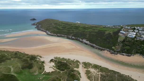 Een Luchtfoto Van Crantock Beach Aan Noordkust Van Cornwall Engeland — Stockvideo