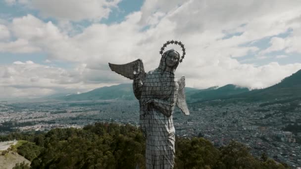 エクアドルのバックグラウンドでキト市とエルPanecilloの丘の上に聖母マリアの象徴的な像 空中接近中 — ストック動画