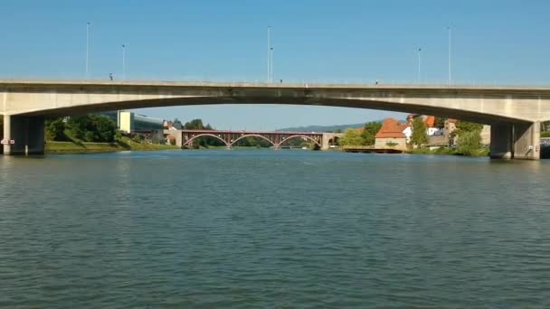 Slovenya Nın Maribor Şehrinde Drava Nehri Üzerinde Uçuyor Köprünün Altında — Stok video