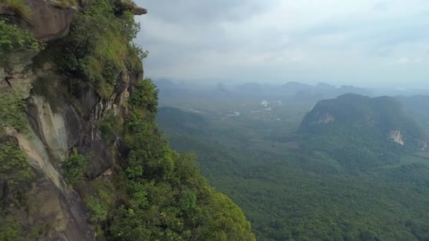 在Krabi Thailand的Tab Kak Hang Nak山上飞行 俯瞰该地区的风景 空中无人驾驶飞机射击 — 图库视频影像