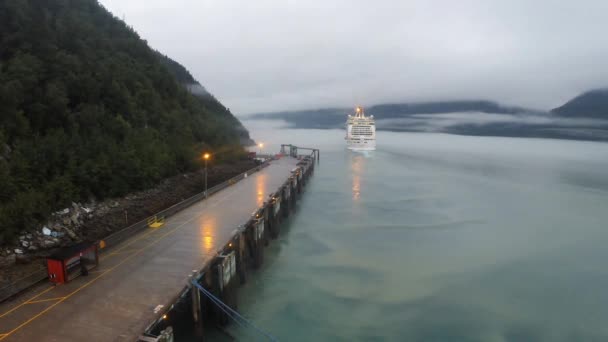 Kreuzfahrtschiff Kehrt Ins Dock Zurück — Stockvideo