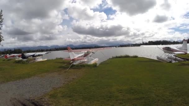 Θαλάσσια Αεροπλάνα Κάθονται Κοντά Μια Λίμνη Στην Αλάσκα — Αρχείο Βίντεο