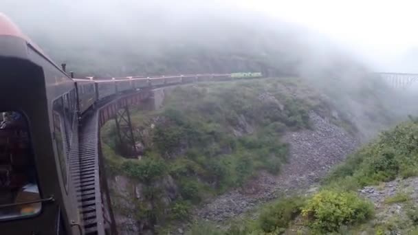 Comboio Passando Por Uma Ponte Velha Yukon — Vídeo de Stock