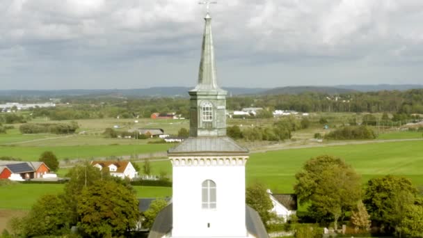 교회로 날아가고 타워를 나무들 구름낀 — 비디오