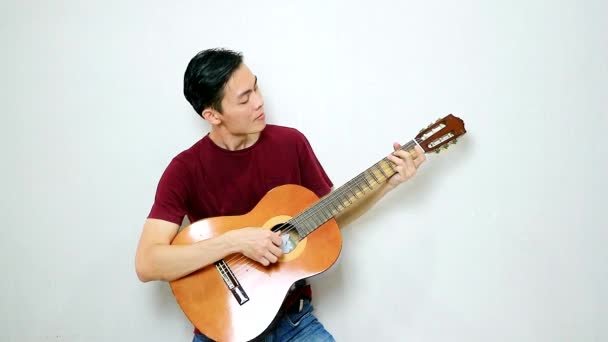 Asiatischer Typ Spielt Fingerstyle Auf Seiner Alten Akustikgitarre — Stockvideo
