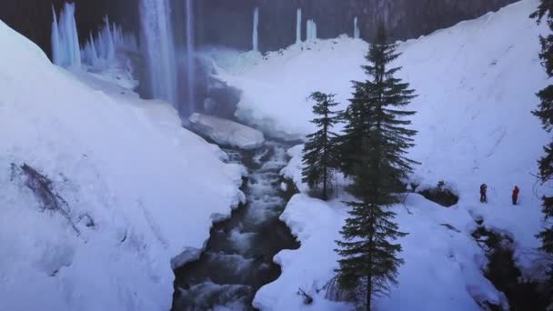 Αεροφωτογραφία Του Χιονισμένου Καταρράκτη Κοντά Στο Όρος Χουντ Όρεγκον — Αρχείο Βίντεο