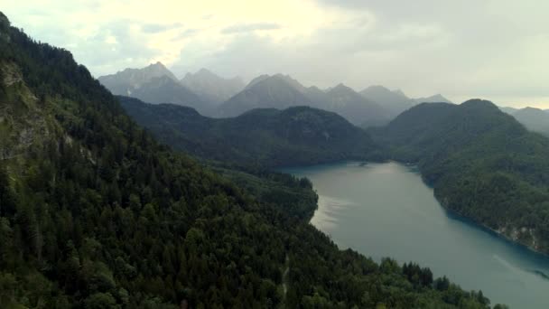 Volando Cerca Las Montañas Con Bosque Vista Epiv Cerca Lago — Vídeo de stock