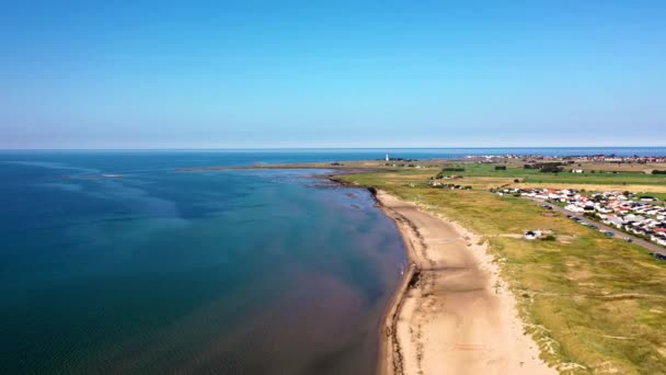 Flyg Över Stranden Vid Byn Små Strandstugor Blå Himmel Och — Stockvideo