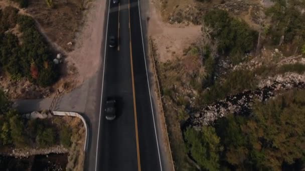 リトルコットンウッドキャニオンの近くの道路を走行する車のドローンショット — ストック動画