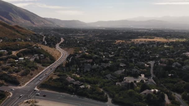 Aflopend Drone Shot Van Weg Buurt Van Little Cottonwood Canyon — Stockvideo