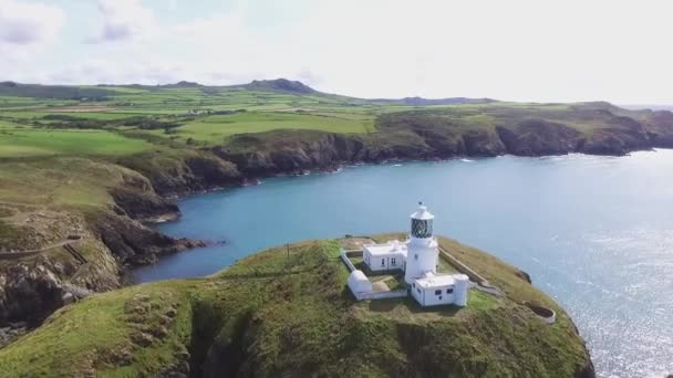 Lighthouse High Headland Island Con Blue Sea Avión Tripulado Avanzando — Vídeos de Stock