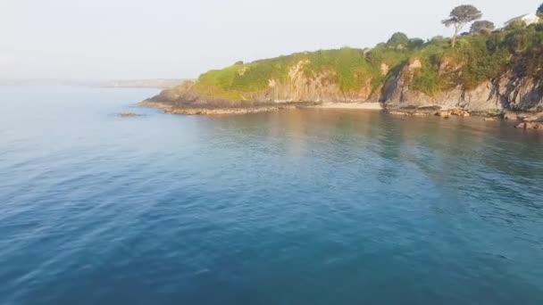 Mały Żaglowiec Zacumowany Zatoce Małży Wieczornym Światłem Antena Drona Cofa — Wideo stockowe