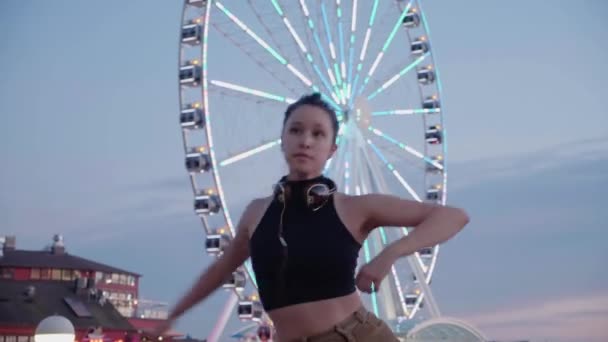 Junge Weibliche Zeitgenössische Tänzerin Nahe Einem Urbanen Riesenrad — Stockvideo