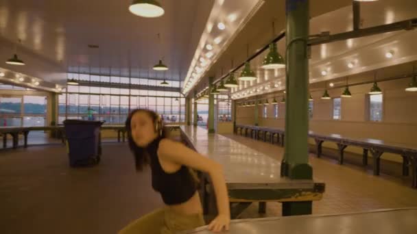 Bailarina Joven Femenina Contemporánea Mercado Urbano Después Las Horas — Vídeos de Stock