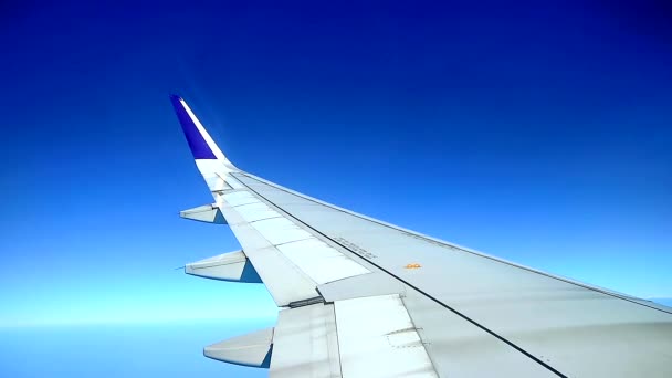 美しい劇的な青い空商業機の客室窓からの眺め — ストック動画