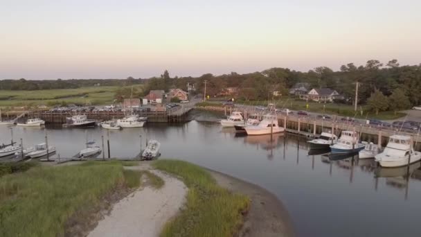 Drone Utsikt Över Båtar Vid Rock Harbor Cape Cod Massachusetts — Stockvideo