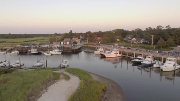 Drone Widok Łodzi Rock Harbor Cape Cod Massachusetts — Wideo stockowe