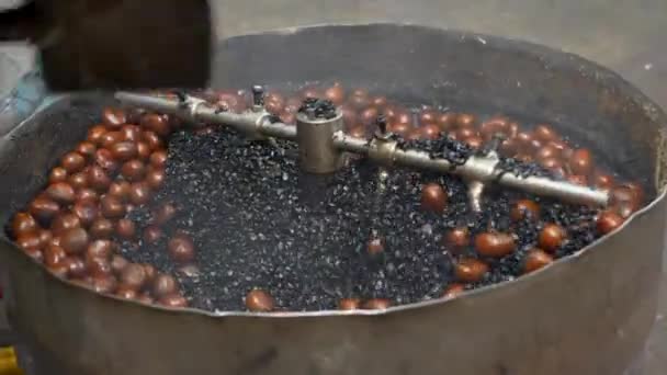 Marrons Asiatiques Traditionnels Sur Marché Alimentaire Rue Filmés Ralenti — Video