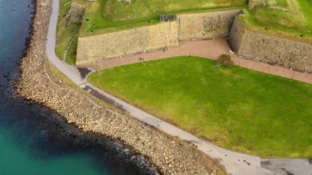 Flygfoto Över Gamla Fästningen Vid Havet Hamnen Bakgrunden Förnyelsebar Fotografering — Stockvideo