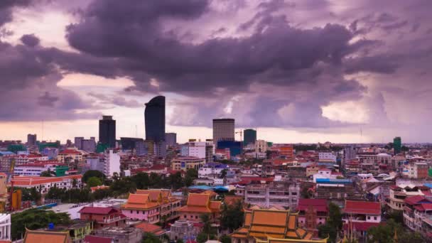 Phnom Penh Cityscape Nuvens Antigo Novo Com Pagodes Primeiro Plano — Vídeo de Stock
