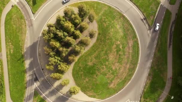 Flygfoto Yin Yang Formade Rondellen Trafiken Rör Sig Grönt Gräs — Stockvideo