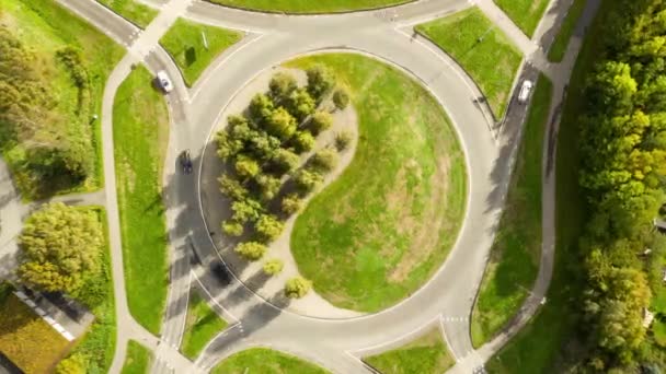 Vista Aérea Rotunda Forma Yin Yang Tráfego Movimento Grama Verde — Vídeo de Stock