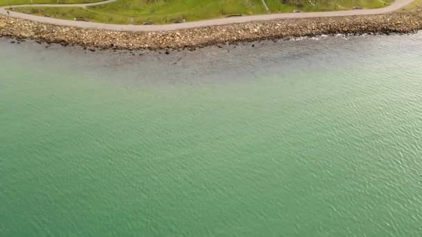 Vedere Aeriană Vechii Cetăți Lângă Ocean Oraşul Fundal Reveal Shot — Videoclip de stoc