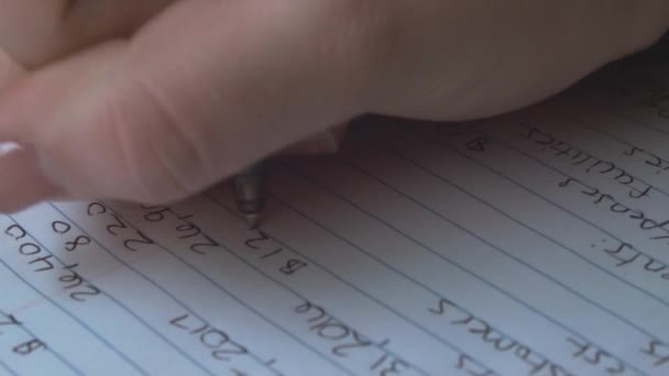Primer Plano Una Mano Caucásica Tomando Notas Con Bolígrafo Negro — Vídeo de stock