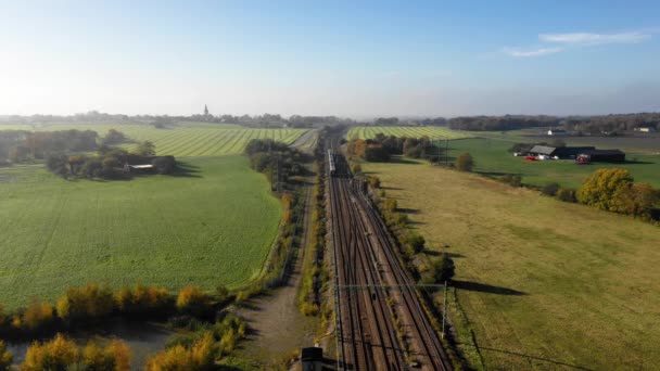 Vista Aérea Del Tren Saliendo Estación Alejándose Través Una Curva — Vídeo de stock