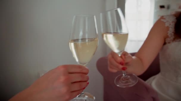 Pembe Sandalyede Oturan Gelinlik Alışverişinden Sonra Gelin Kadehleri Şampanya Bardaklarıyla — Stok video