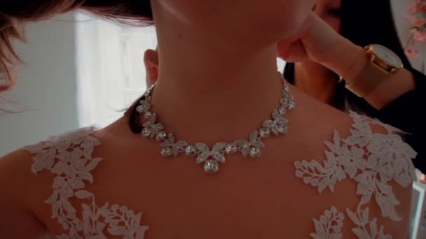 Due Donne Che Cercano Collana Argento Preparazione Abito Sposa Intorno — Video Stock