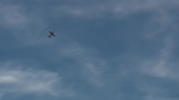 Jedno Křídlo Letadla Dělá Aerobatické Vývrtky Přes Oblohu — Stock video