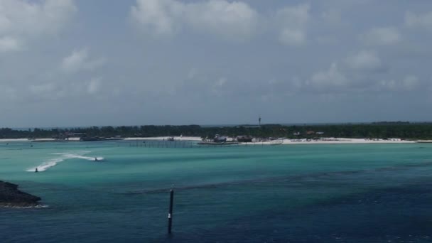 Cruise Ship Húzza Cay Bahamákon Két Jet Ski Verseny — Stock videók