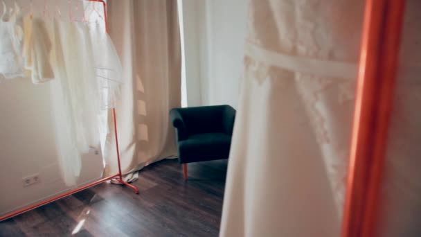 Showing Atmospheric Beautiful Preparation Room Brides Copper Stand Wedding Sukienki — Wideo stockowe