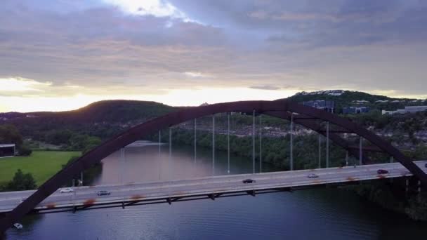 Літаючи Над Мостом Пенібакер Заході Сонця — стокове відео