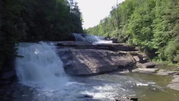 Kuzey Carolina Daki Dupont Eyalet Parkı Ndaki Şelalelerin Üzerinden Uçuyor — Stok video