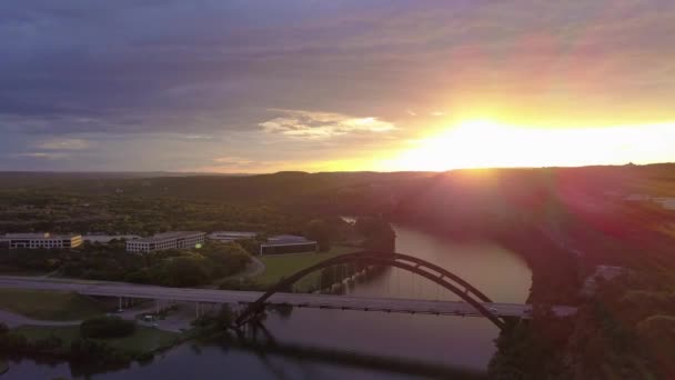 日落时彭尼贝克桥和奥斯汀湖的空中景观 — 图库视频影像