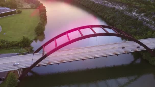 テキサス州オースティンのペニバッカー橋の上空を日没時に飛行 — ストック動画