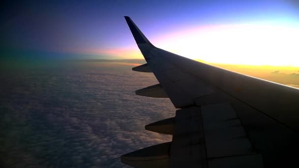 商業用飛行機の窓からの朝日の眺め — ストック動画