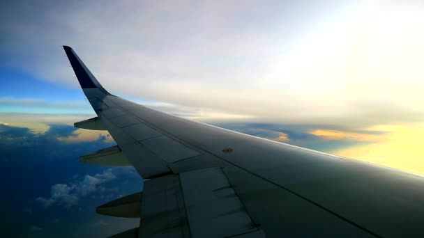 Friedlicher Bewölkter Sonnenaufgang Aus Den Fenstern Eines Verkehrsflugzeugs — Stockvideo