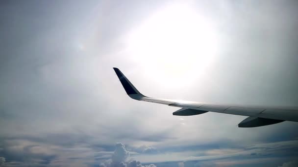 Vista Del Sol Nublado Celestial Desde Las Ventanas Del Avión — Vídeo de stock