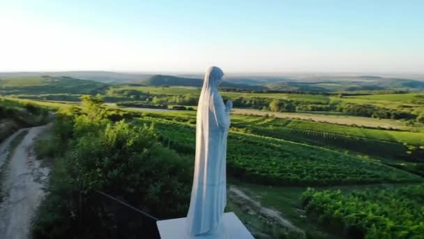Estátua Maria Orando Uma Colina Com Bela Paisagem Vista Aérea — Vídeo de Stock