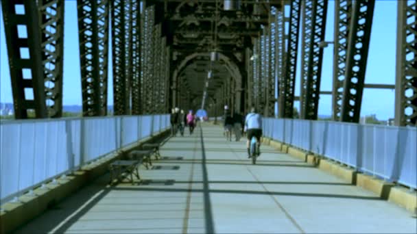 Spacerujący Most Ludźmi Rowerzystą — Wideo stockowe