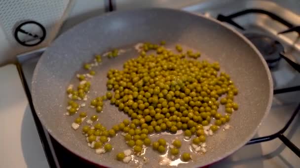 Mezcla Ajo Frito Guisantes Con Una Cuchara Madera Una Sartén — Vídeo de stock