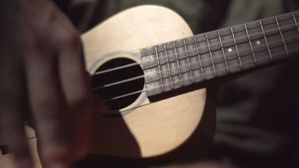 Acercamiento Las Manos Hombre Strumming Ukulele — Vídeos de Stock