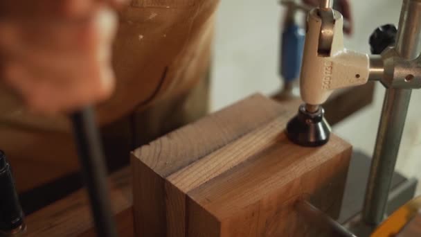 Close Tiro Carpinteiro Usando Uma Broca Para Trabalhar Pedaço Madeira — Vídeo de Stock